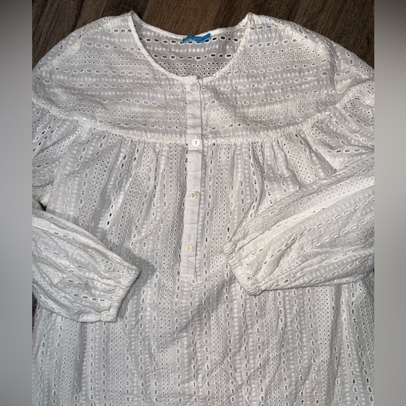 J McLaughlin Women Elegant White Eyelet Blouse Medium Cottagecore Top - Picture 3 of 5